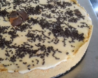 Torta de maracujá com chocolate meio amargo e branco