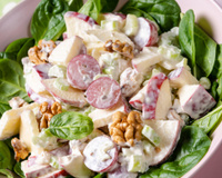 Parece uma salada de maionese comum, mas é muito melhor: salada waldorf é refrescante é perfeita para a sua ceia de Natal