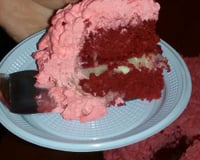 Bolo red velvet com nozes