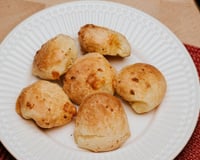 Pãozinho de queijo de 3 ingredientes feito na airfryer: receita prática para café da manhã que toda a família vai amar!
