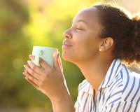 O cheiro de café afeta seu humor de um jeito que você nem imagina: a psicologia explica