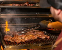 Todo mundo faz errado: 5 erros no churrasco que podem arruinar até os melhores cortes de carne