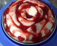 Flan de iogurte com calda de morango