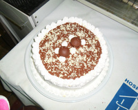 Bolo mousse de chocolate preto e branco com bombom