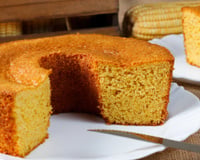 É só bater os ingredientes no liquidificador e levar para assar: bolo de flocão de milho perfeito para o café da tarde