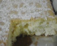 Bolo com recheio de creme de abacaxi com coco ralado