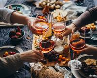 Noite de queijos e vinhos: 5 acessórios para ter uma confraternização com os amigos inesquecível