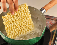 Benefícios de comer miojo: manda esse conteúdo pra sua amiga que faz do macarrão instantâneo uma refeição