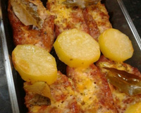 Linguiças recheadas e assadas com batatas