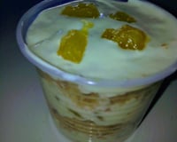 Bolo de pote de baunilha com recheio de leite em pó trufado com abacaxi