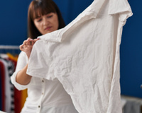 Pouca gente sabe, mas é possível desamassar a roupa sem precisar de ferro usando este truque simples