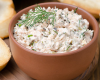 Patê de sardinha cremoso: sirva no lanche com torrada ou use para fazer um sanduíche delicioso