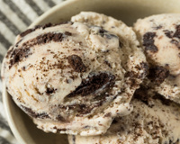 Sorvete de flocos com apenas 3 ingredientes usando um biscoito que todo mundo ama