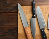 Facas de cozinha como novas: a técnica para devolver o corte com precisão em segundos