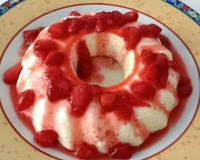 Pudim de iogurte com calda de morango