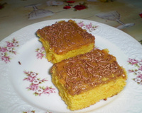 Bolo de cenoura com cobertura de doce de leite