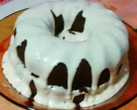 Bolo de chocolate de microondas com calda de falso brigadeiro