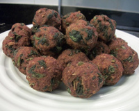 Bolinho de carne moída e escarola