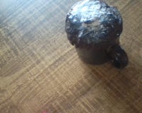 Bolo de caneca com cobertura de chocolate