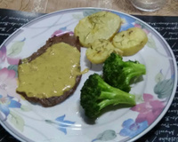 Bife grelhado com molho de mostarda e batata dourada