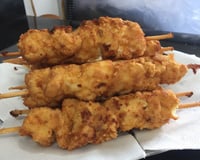 Espetinho de frango empanado