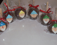 Docinhos modelados com leite ninho e leite condensado