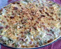 Ravióli ao molho branco com presunto e brócolis