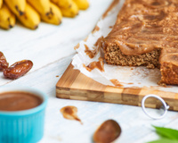 Bolo de banana sem açúcar com calda de tâmara