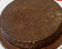 Bolo de cenoura com calda de chocolate