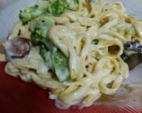 Macarronada ao molho branco com bacon e calabresa