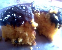 Bolo de cenoura com calda de chocolate