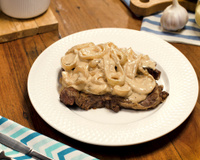 Bife acebolado com molho de maionese