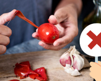 Com quantos anos você descobriu que o jeito certo de descascar o tomate não é usando a faca?