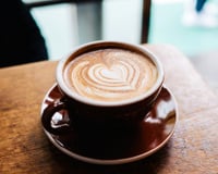 Será que beber café diariamente pode prolongar a vida? Pesquisas sugerem que o café pode promover a saúde do coração e aumentar a massa muscular, e bebê-lo "nesse horário" é particularmente eficaz