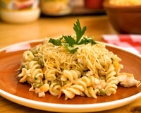 Salpicão de macarrão na travessa