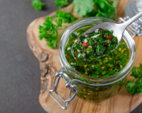 Molho chimichurri caseiro: confira a receita fácil do TudoGostoso