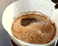 Baristas experientes concordam: adicionar uma pitada de sal no pó de café antes de coar ajuda a eliminar o amargor excessivo