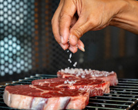 Misturar sal na carne antes de cozinhar faz diferença: como a química dos alimentos impacta sabor e textura