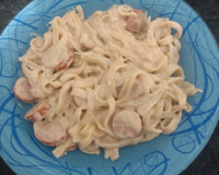 Macarrão com salsicha e creme de leite