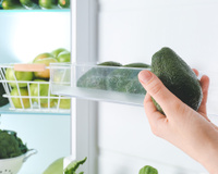 “Deixe os abacates verdes fora da geladeira; se estiverem maduros ou cortados, é melhor mantê-los dentro”, explica especialista