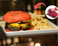 Pão rosa de beterraba é o que você queria para um hambúrguer diferenciado e ainda mais gostoso