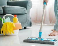 Você fez errado a vida toda: essa é a primeira coisa que os profissionais de limpeza fazem antes de começar a limpar
