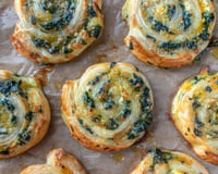 Recebeu visitas de última hora? Faça esse caracol folhado de queijo pronto em 30 minutos que todo mundo vai pedir a receita!