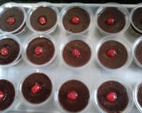 Doce gelado de coco com chocolate