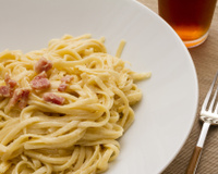 Macarrão ninho cremoso com três queijos e bacon