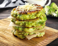 O tipo de receita que deixa o seu jantar com cara de lanche: panqueca de batata com brócolis e queijo (ou frango!)