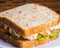 Por quantos dias o sanduíche natural dura dentro e fora da geladeira? Veja os cuidados para conservar e transportar o lanche