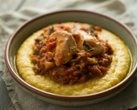 Ragu de frango com polenta cremosa é a receita nutritiva e cheia de temperos que todo mundo vai amar