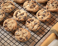 Não murcha, nem fica duro: fiz a receita do autêntico cookie com gotas de chocolate do TudoGostoso e ficou melhor que o americano