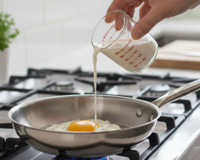 Por que colocar leite na frigideira ao fritar ovos? Entenda para que serve esse truque caseiro